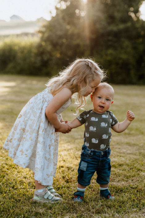 AnnemarieJaeger_Familienfotos am See im Sonnenuntergang_16