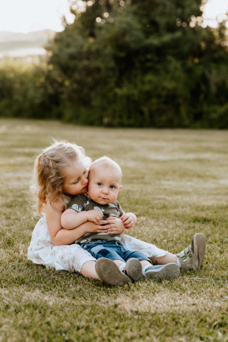 AnnemarieJaeger_Familienfotos am See im Sonnenuntergang_18