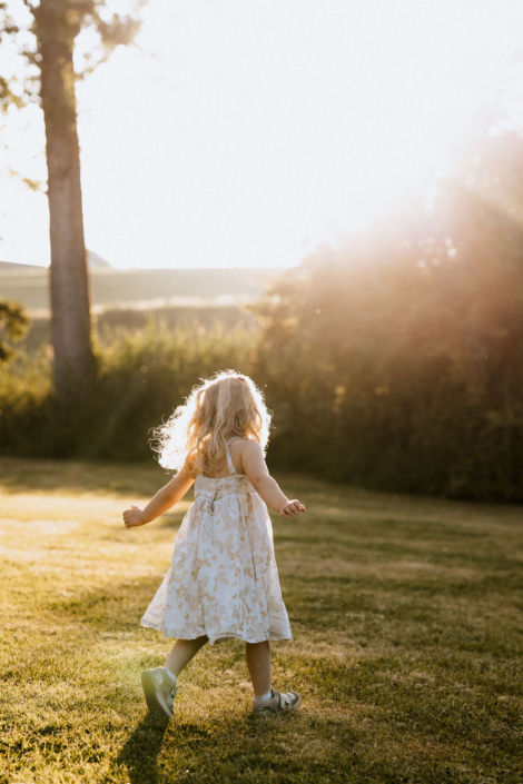 AnnemarieJaeger_Familienfotos am See im Sonnenuntergang_26