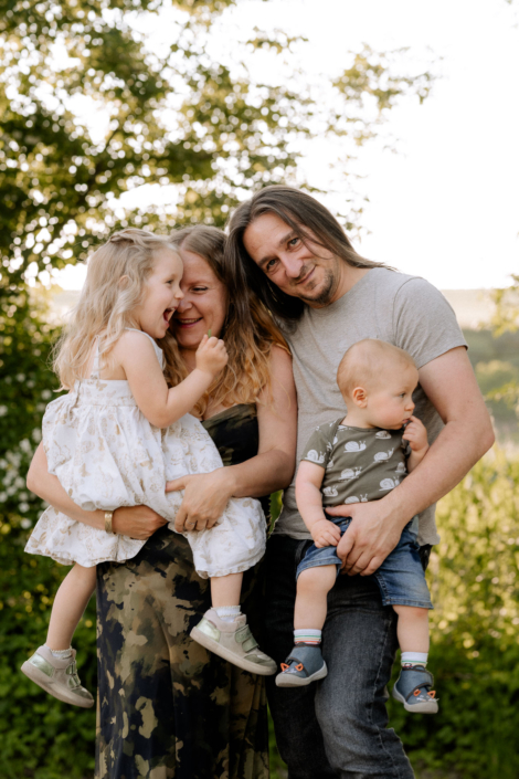 AnnemarieJaeger_Familienfotos am See im Sonnenuntergang_3