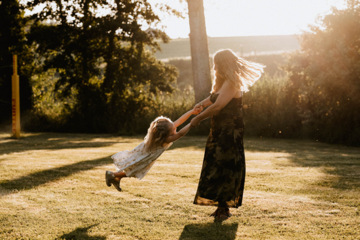 AnnemarieJaeger_Familienfotos am See im Sonnenuntergang_32