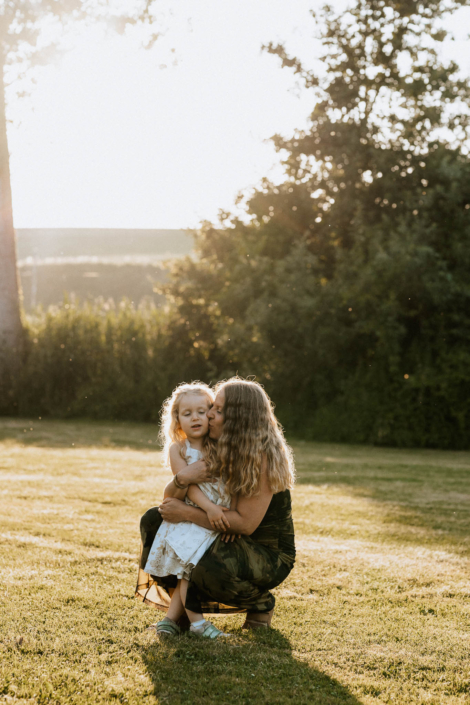 AnnemarieJaeger_Familienfotos am See im Sonnenuntergang_34