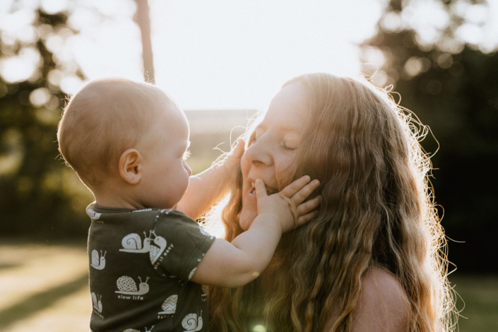 AnnemarieJaeger_Familienfotos am See im Sonnenuntergang_36
