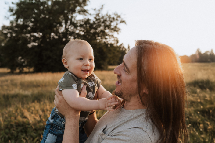 AnnemarieJaeger_Familienfotos am See im Sonnenuntergang_50