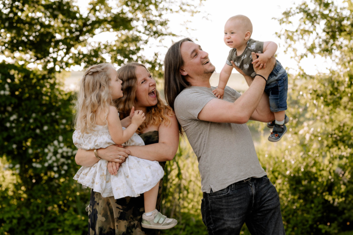 AnnemarieJaeger_Familienfotos am See im Sonnenuntergang_7