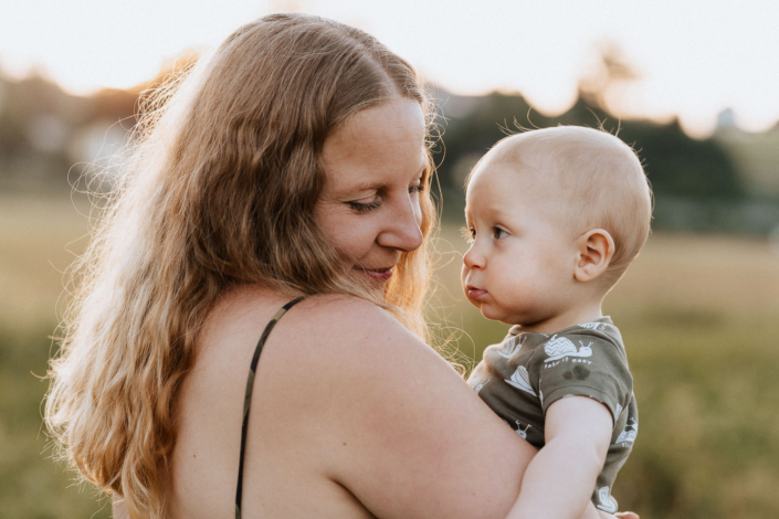 AnnemarieJaeger_Familienfotos am See im Sonnenuntergang_70